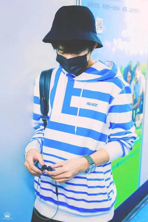 易烊千玺机场高清图潮流大佬单肩背包气质佳