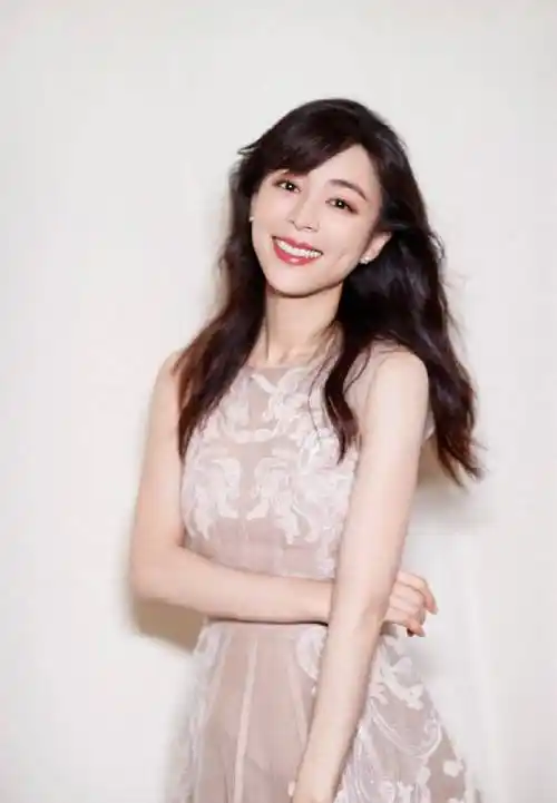 甜美女神张静初时尚造型,灵动俏皮,散发着女性魅力!_风格_气质_白色