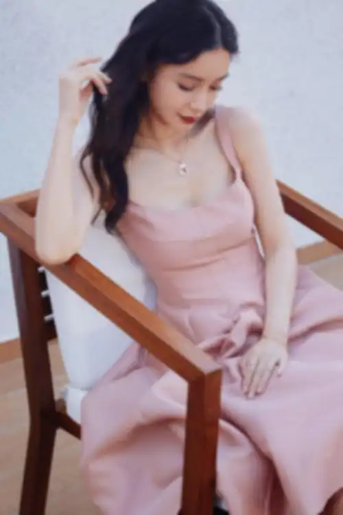 baby穿裸粉色吊带连衣裙 卷发披肩温柔甜美