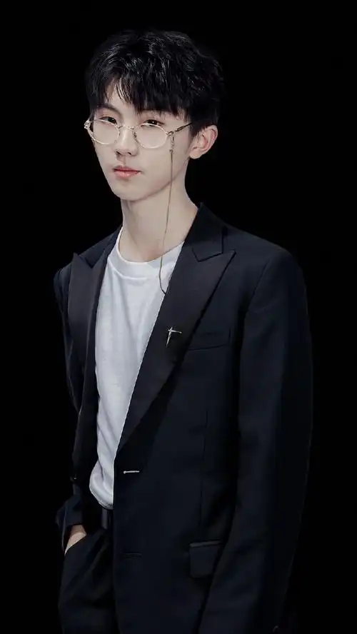 雅痞帅气,请马嘉祺多戴眼镜 造福颜粉#马嘉祺 一起去未来#@时代少年团