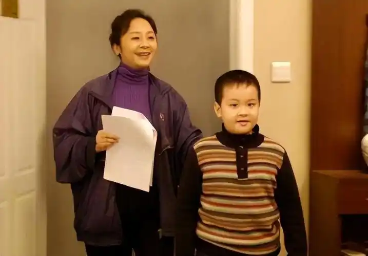 回顾唐静与王新军离婚后独自陪儿子长大如今的选择令人泪目