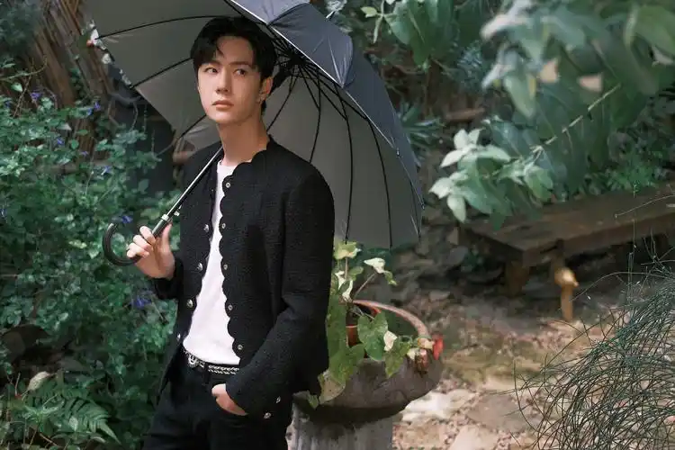 演员王一博的高清私享时间身著 chanel 2020秋冬系列斜纹软呢外套配戴