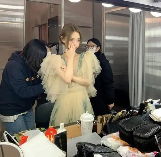 雪梨晒儿子萌照,昔日网红变董事长,这身材哪像是孩子的妈?