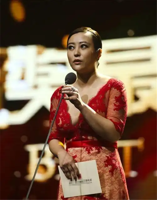 郝蕾红裙打扮亮相 这身打扮太美了 风韵犹存