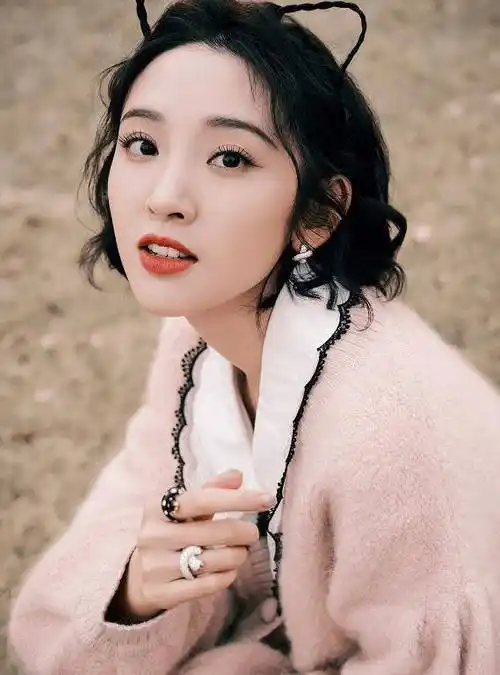 唐艺昕长相真洋气明明粉色开衫很普通但她配衬衫穿出了高级感
