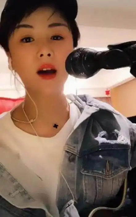 网红烟嗓女歌手唱的歌(网红烟嗓女歌手探清水河)-中纳网