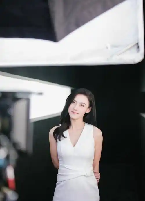 39岁张柏芝美翻了!穿薄纱粉裙显曼妙身材,笑容甜美胜似20岁少女