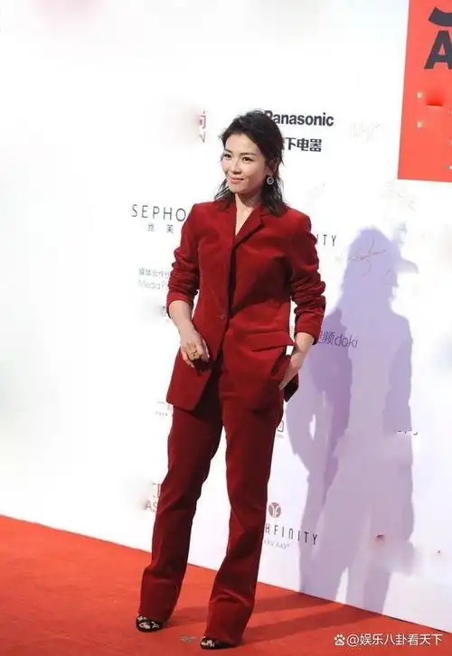 如果造型不给力的话,分分钟就显得有些土气,比如她之前一袭酒红色的