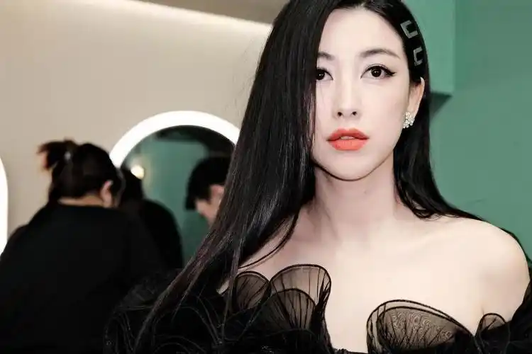 的观众,原来是有人在为张晚意饰演的"二强"要娶二婚的马素琴打抱不平