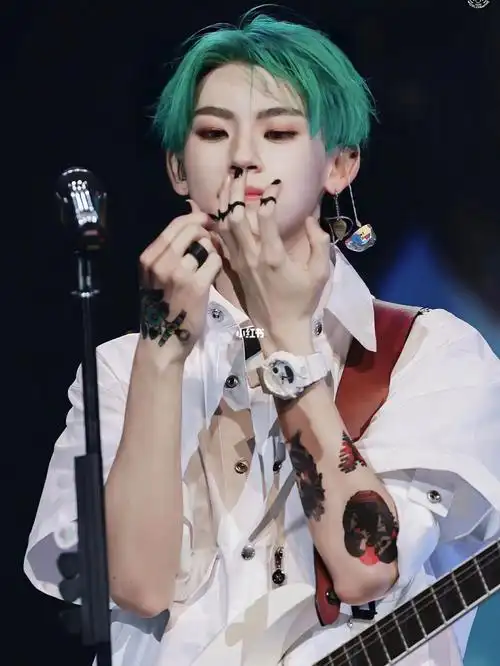 商稿小鬼板绘绿头发黑指甲纹身叛逆男孩