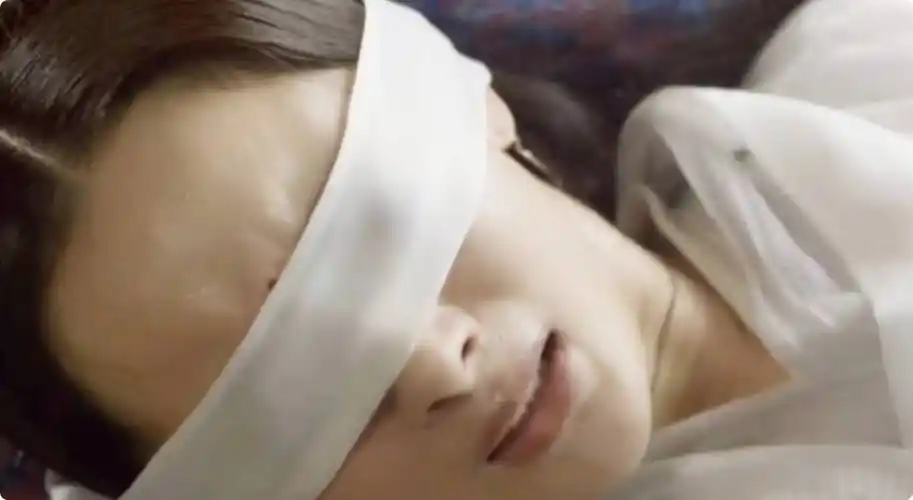 画面里,杨幂的妆发精致,耳朵上甚至还坠着精致的耳坠,除了头上有些汗