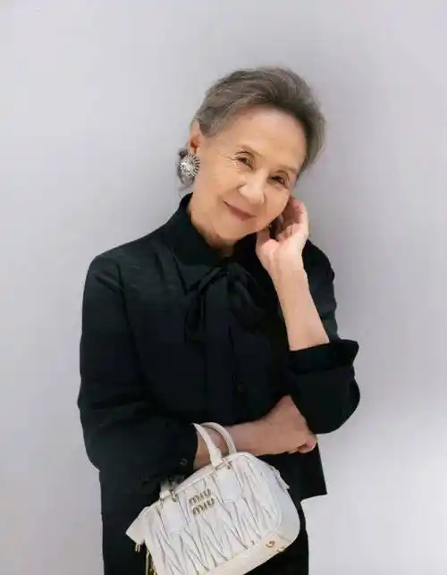 70岁的林青霞,47岁的舒淇,给"不服老"的女星们好好上了一课!