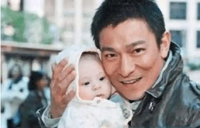 原创刘德华怎么也想不到当年随口亲的婴儿居然差点把他踢下神坛