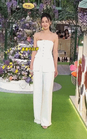 赵丽颖白色西装 阔腿裤太女王范儿了!夏季穿白色,温柔有力量!