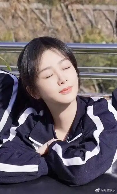 杨紫黄瀛子最新花絮图#一身校服造型美美的杨紫最新花絮图来了.