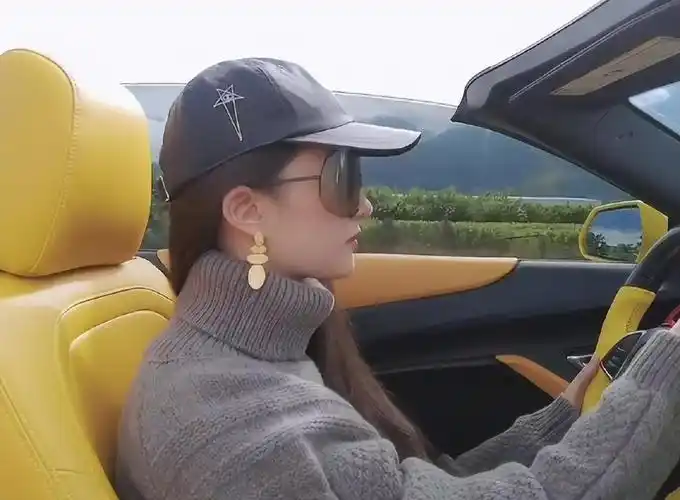 刘亦菲,首先是发型和穿搭,就比较符合她的特征,尤其是她开车时戴得那