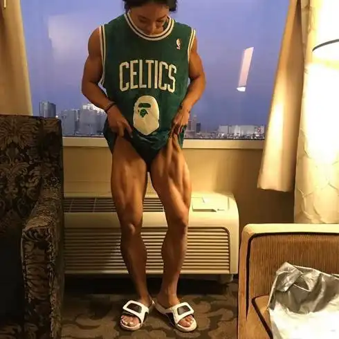 原创韩国健身女孩4年打造出肌肉版魔鬼身材深蹲可达360斤