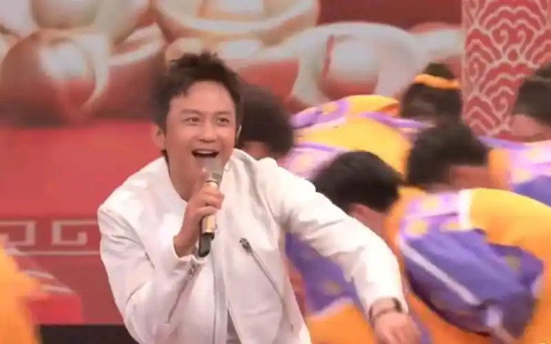 邓超在音乐中放飞自我,在春晚的舞台上旋转跳跃