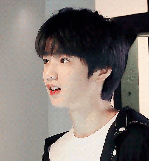 刘耀文可爱大放送 自拍时嘟嘴是什么小可爱啊 好想把奶丸子揣回家