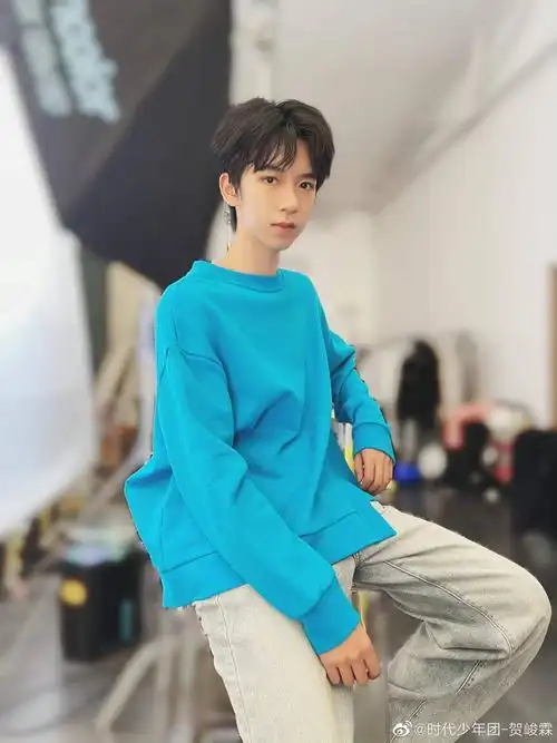 贺峻霖蓝色卫衣四宫格来啦!