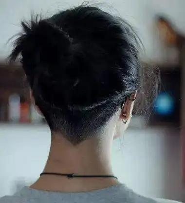 长发淑女秒变酷帅非主流达人的秘诀是后脑勺剃青 网友说:好聪明