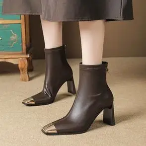 小短靴女显瘦2023春秋新款粗跟高跟金属方头铁头软皮网红靴子法式