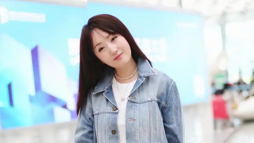 杨钰莹深圳飞徐州遇班机晚点忠实粉丝深夜守候观音机场迎驾女神