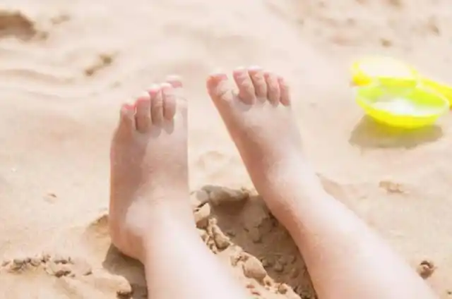 宝宝不穿鞋跑来跑去,家长需要更新观念,明白光脚跑的好处