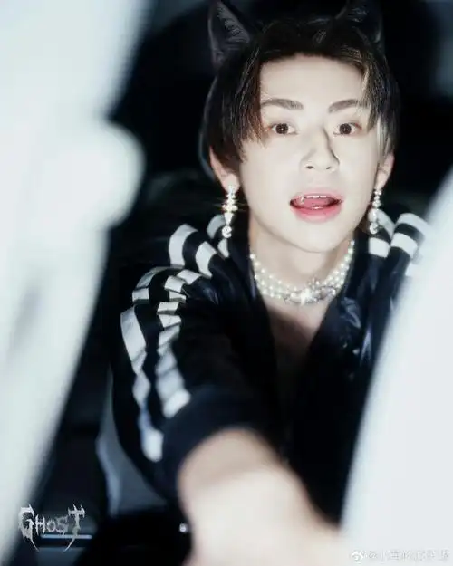 小鬼狼少年造型#@小鬼-王琳凯《说唱梦工厂》最新造型来啦～此此