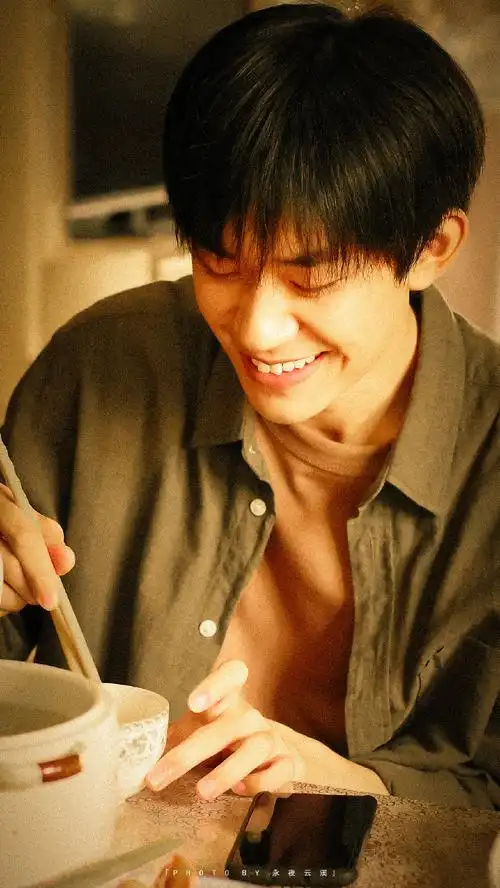 易烊千玺送你一朵小红花