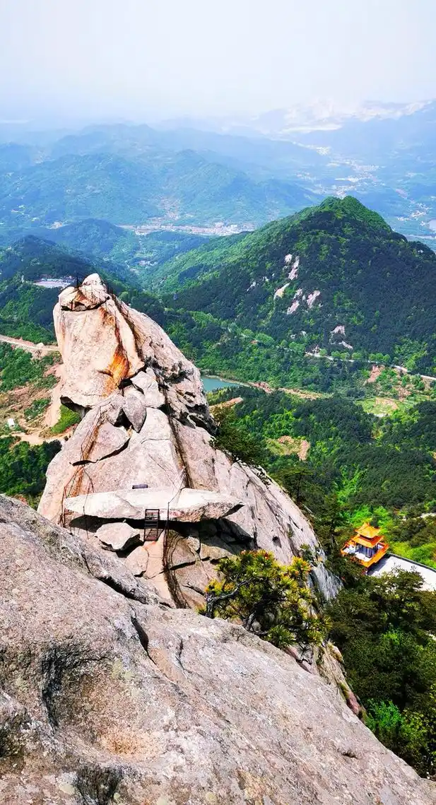 麻城龟峰山景区图中所见为龟首石也称天梭石