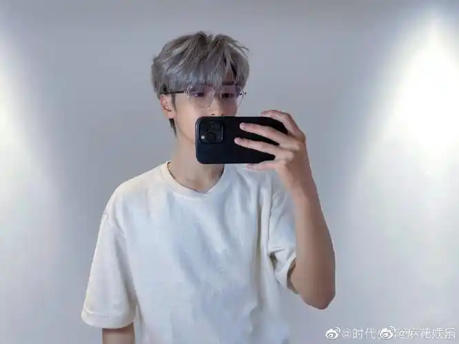 严浩翔情人节营业照##严浩翔银发对镜自拍