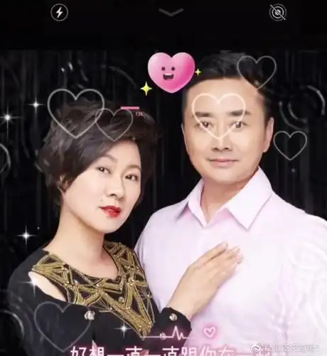 赵海燕罕晒与老公亲密照两人在戏里隔一辈22岁儿子颜值出众