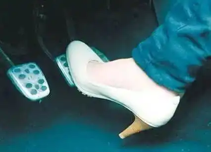 即使将脚踏板踩到底,脚容易有抽筋的感觉,用力或者急刹车的时候也很