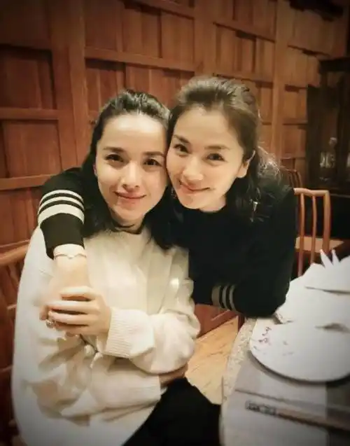 靳东一家四口新鲜照片曝光!