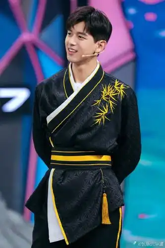 消息李现快乐大本营最新预告图释出拿话筒的每根手指头都在散发魅力