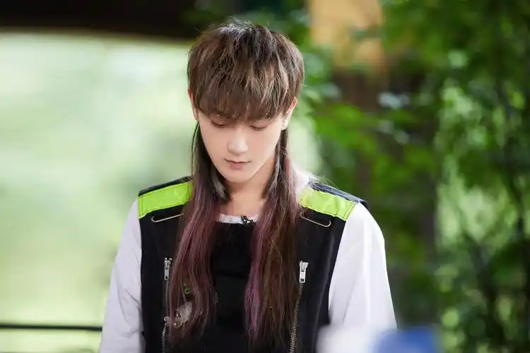 黄子韬长发马尾破次元壁 百变造型营业显多重魅力_凤凰网娱乐_凤凰网