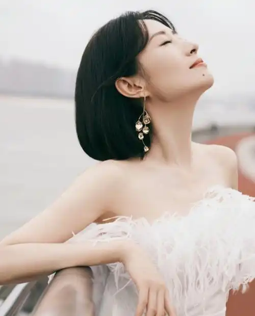 刘敏涛穿抹胸连体裤肤白貌美身材火辣40依旧美成白月光