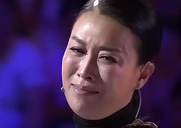 回顾主持人问田震怎么评价那英田震冷冷地说她不配