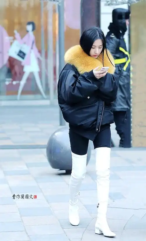 街拍帅气翻番的白色短靴美女