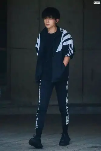 易烊千玺露袜穿搭合集 时尚达人玺子哥帅气出街_袜子