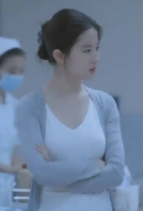 网友医院偶遇刘亦菲拍戏##刘亦菲