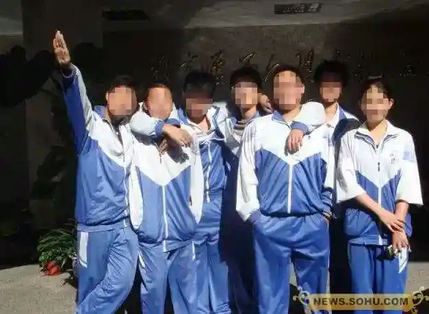 中国的校服为什么丑?