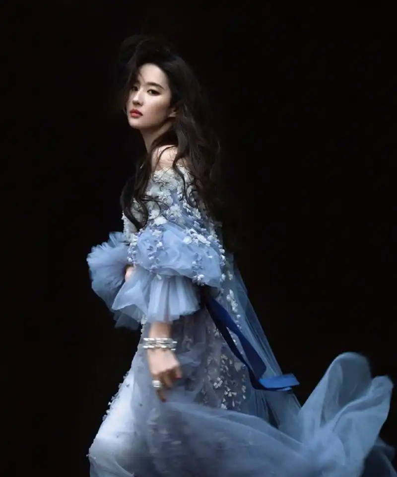 神仙姐姐#刘亦菲# 时尚cosmo六月刊封面大片,高贵冷艳的气质,端庄大气