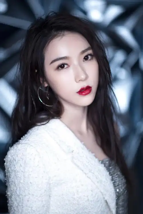 宁心性感冷艳活动写真图片