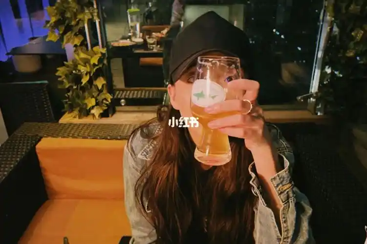 喝酒庆祝祖国生日快乐