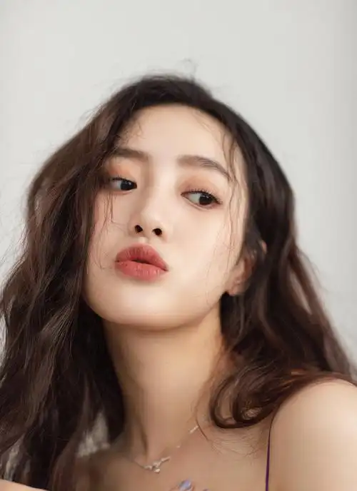 女演员王梓薇性感优雅时尚写真