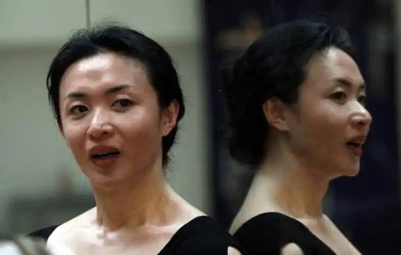 恭喜56岁金星宣布再婚发文时间暗藏玄机全身穿金戴银好贵气