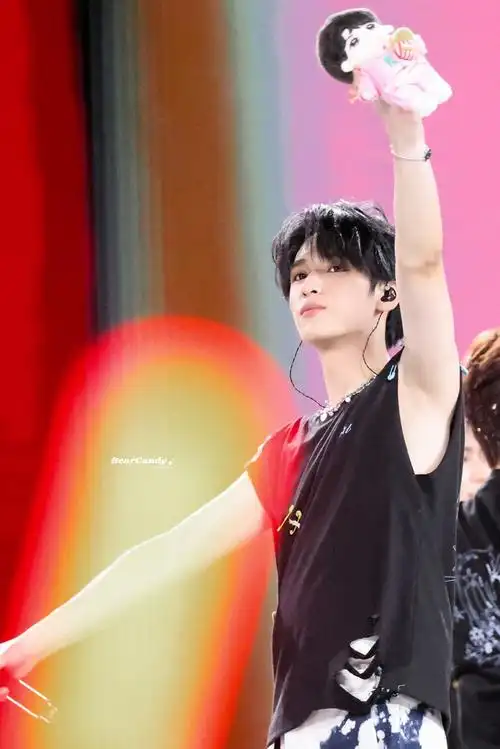 17 楼非楼    ·严浩翔超话  ·#严浩翔楼非楼演唱会#  ·#严浩翔 熠