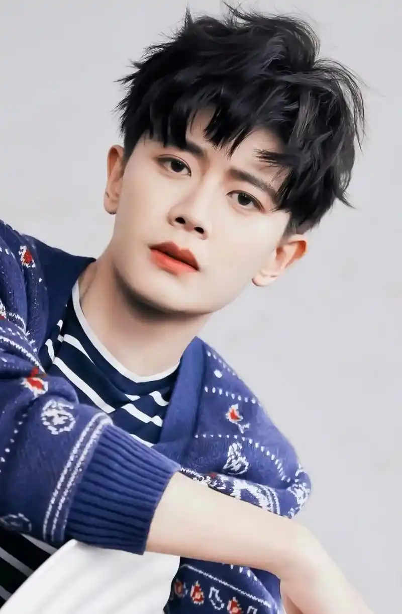 任嘉伦上身有三宝:脖子喉结下颌角 任嘉伦下身有三宝:长腿翘臀 - 抖音